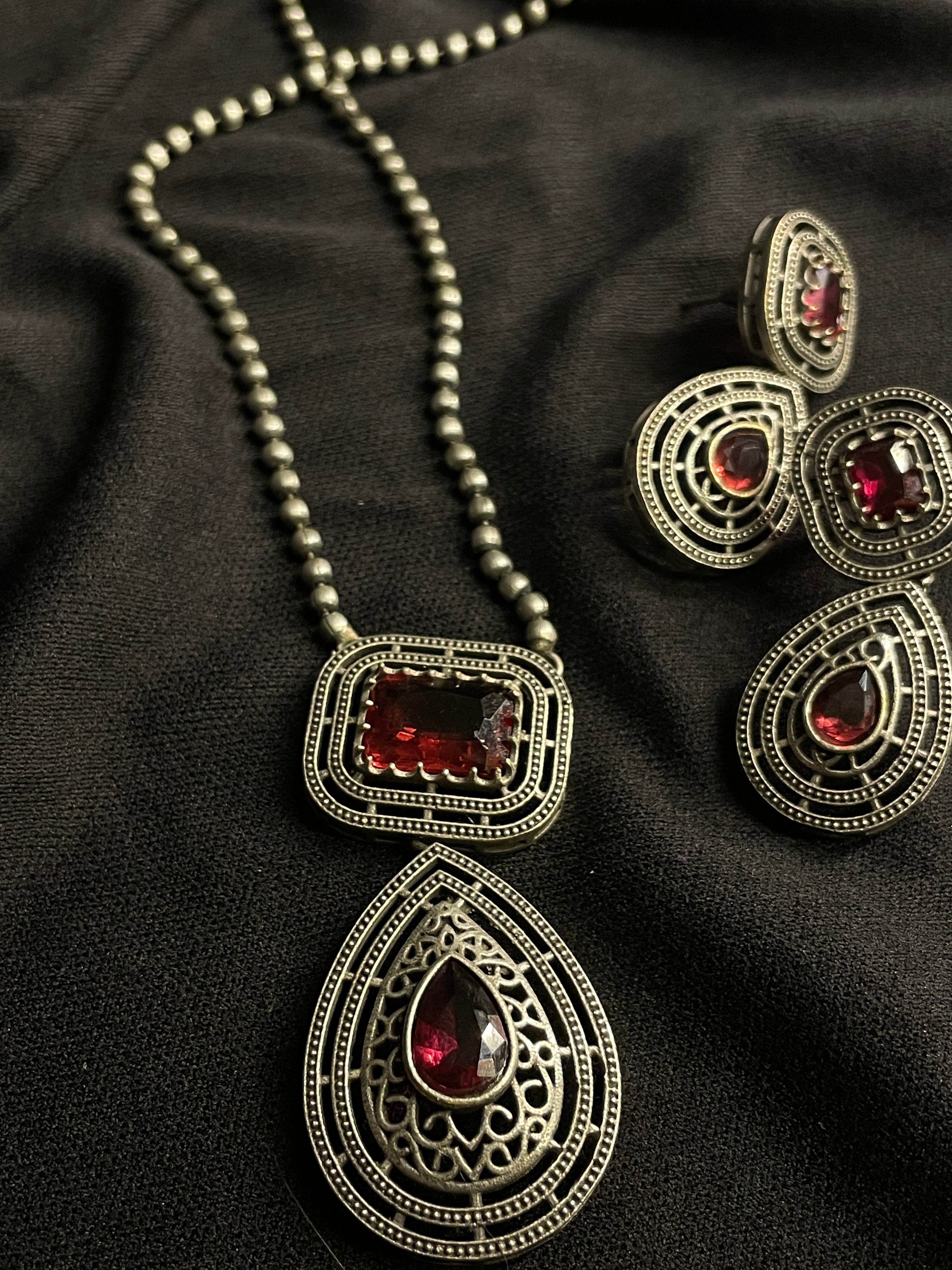 Gayatri Teardrop Pendant Necklace Set - Burgundy